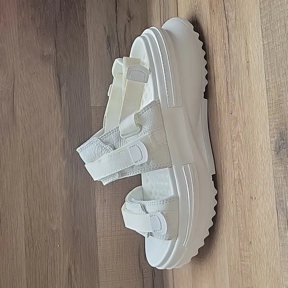 Converse shoes sandals BRAND NEW size women's 7,0 - 8,0.