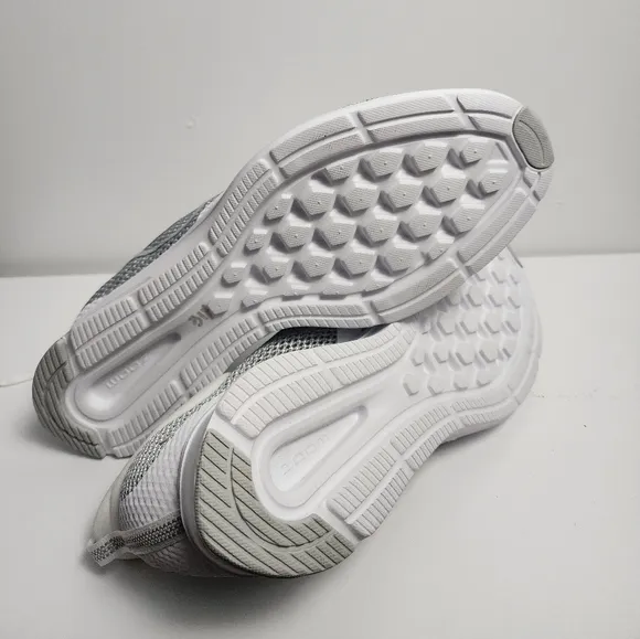 Nike Zoom Strike Wolf Grey Size 10.5 In Excellent condition. Not in box like new