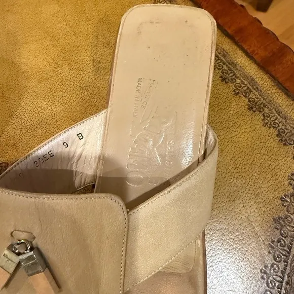 Salvatore Ferragamo Tan Leather Thong Sandals Size 9 MSRP $495