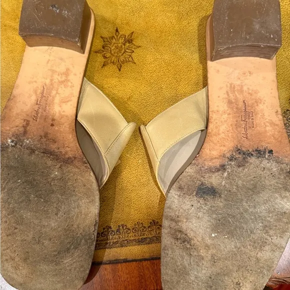 Salvatore Ferragamo Tan Leather Thong Sandals Size 9 MSRP $495